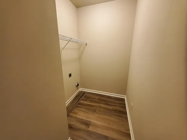 3052 S Roth Ave — Photo 2