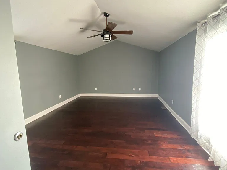 553 Bradley St — Photo 15