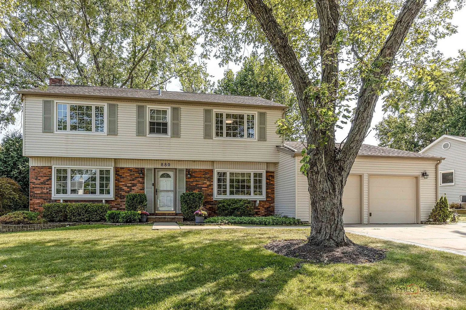 880 Dunham Ln photo 1