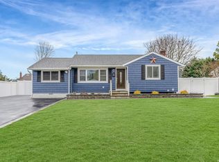 12 Amherst Rd, West Sayville, NY 11796