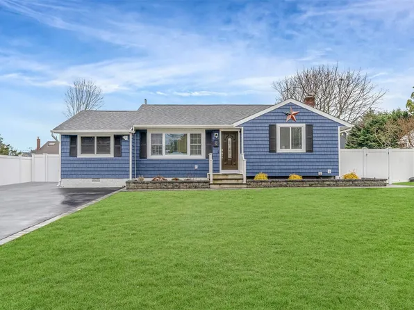 12 Amherst Road, West Sayville, NY 11796