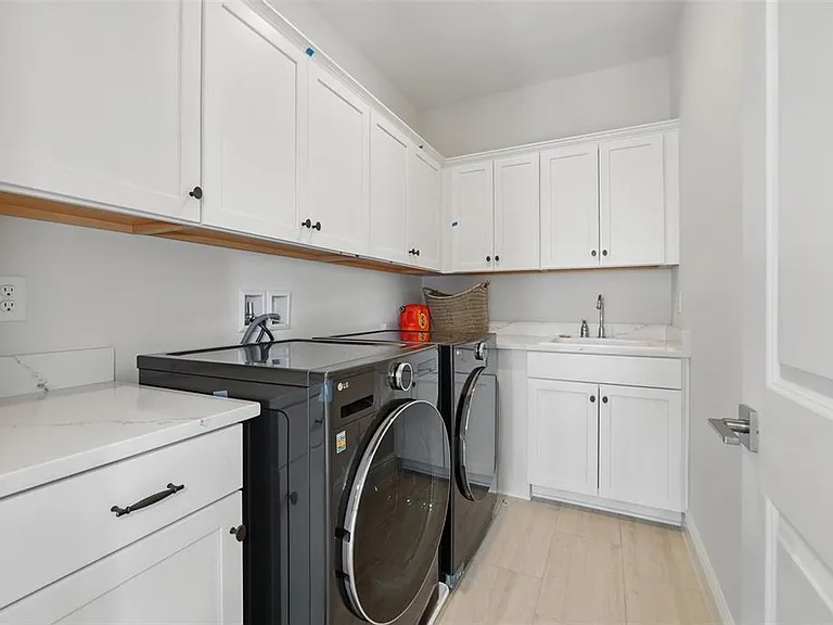 16008 Volterra Point — Photo 35