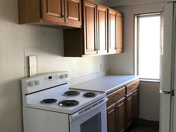 3rd image of 2415 Hemlock Ave