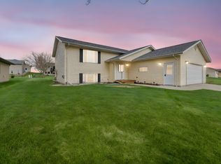 360 River Bluff Dr, Windom, MN 56101