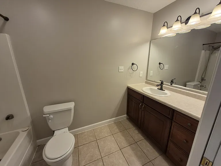 1704 Hawthorne Dr — Photo 2