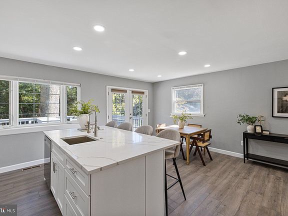 5th image of 709 Latham Dr