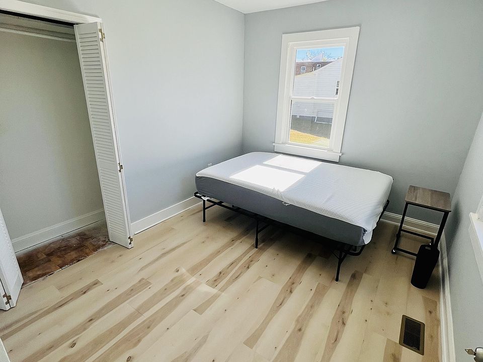 Cozy room with Closet and Window