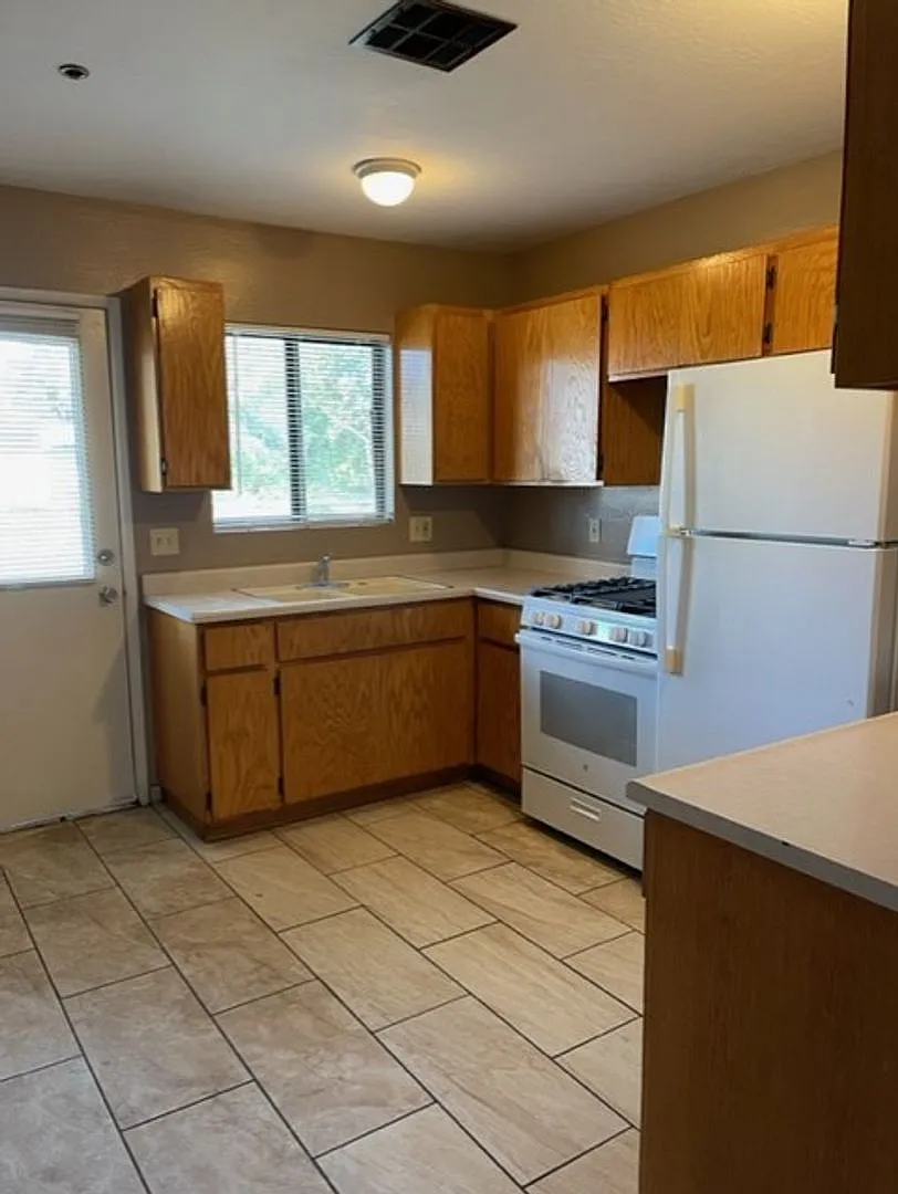 295 S. 18th Place — Photo 4