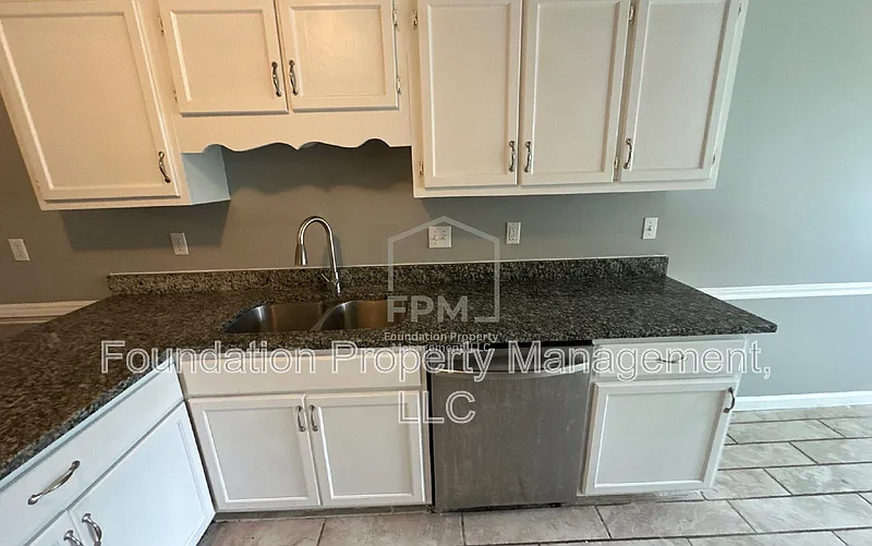 3 bed, 2.0 bath, 1731 sqft, $2,100 — Photo 4