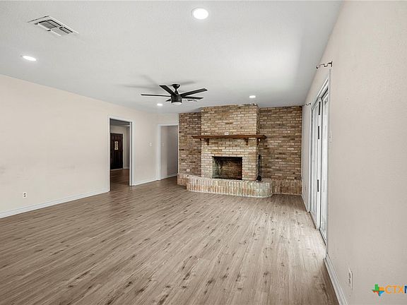 4th image of 3210 Magnolia Blvd