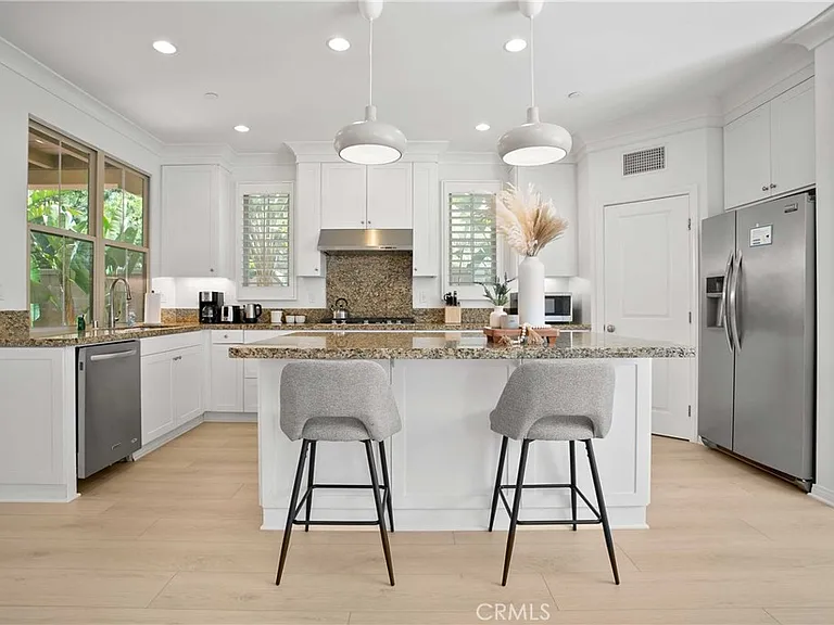 77 Hanging Gdn — Photo 8