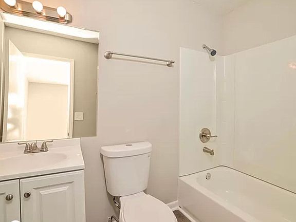 4th image of 4918 Oakbrook Ct NE