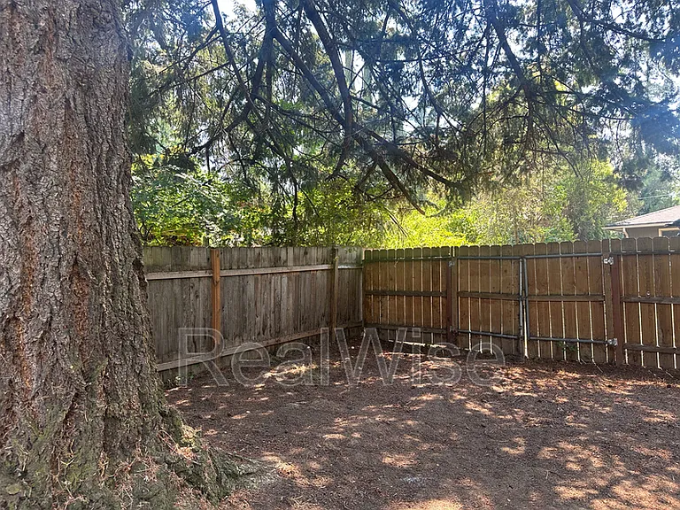 940 SE North St — Photo 36