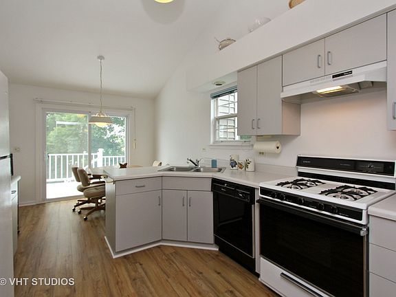 3rd image of 466 Cromwell Ct