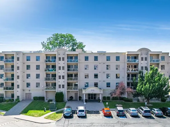 315 Village Grove Dr #305, Tecumseh, ON N8N 5G4