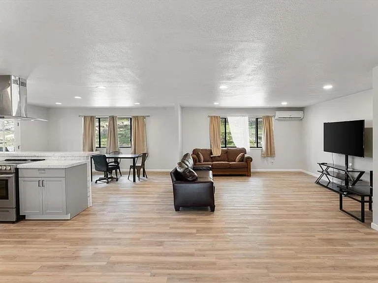 15136 Driftwood Ln — Photo 3