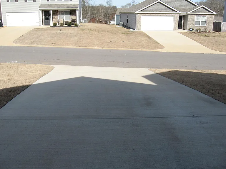 Long driveway - fits up to 4 vehicles