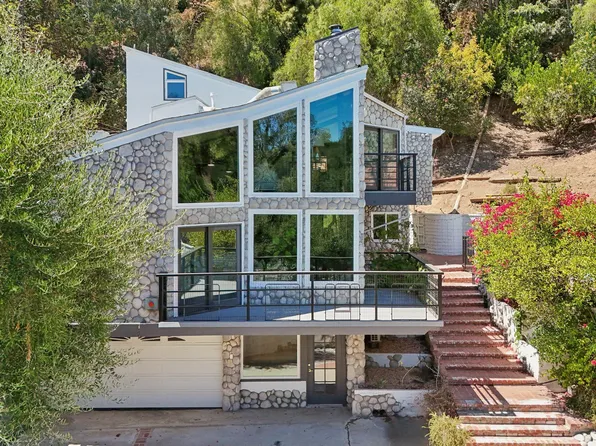 4631 Ensenada Dr, Woodland Hills, CA 91364