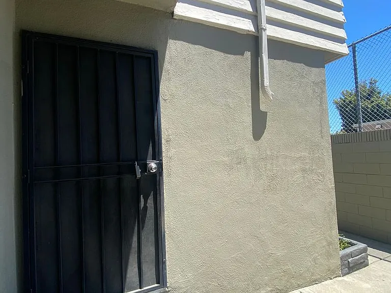 1431 Elm Ave — Photo 2