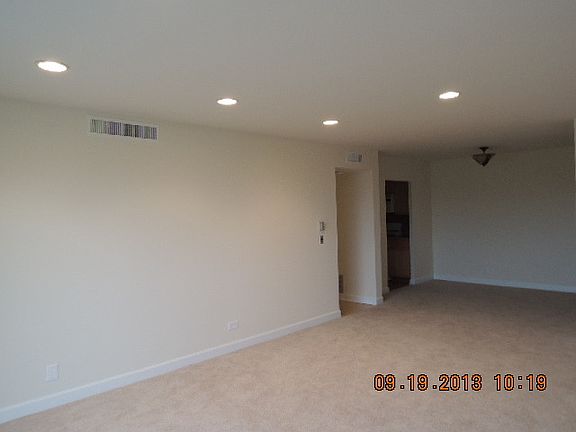 5th image of 840 Wellington Ave Unit 406