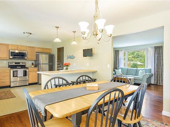 5th image of 212 Greenwood Dr