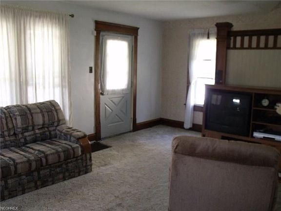 5th image of 1077 E Archwood Ave