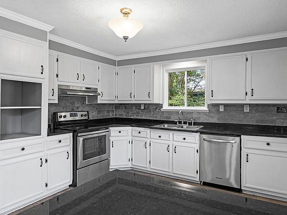 4th image of 47 Sherry Ln