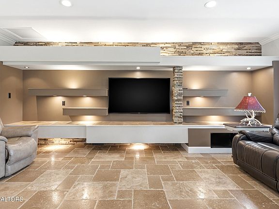 26th image of 401 Gholdston Dr