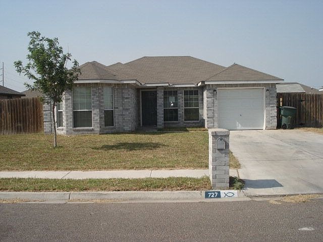 1st image of 727 Carmen St