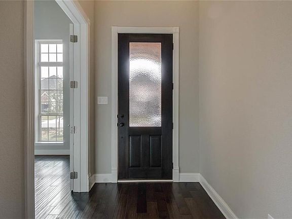 5th image of 460 Columbus Dr