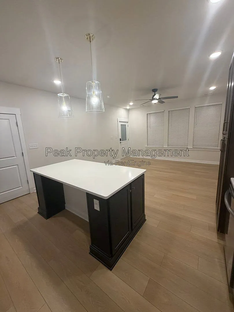 3 bed, 2.5 bath, 1518 sqft, $3,100 — Photo 3