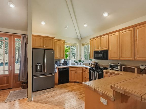 3rd image of 335 SW Mount Washington Dr