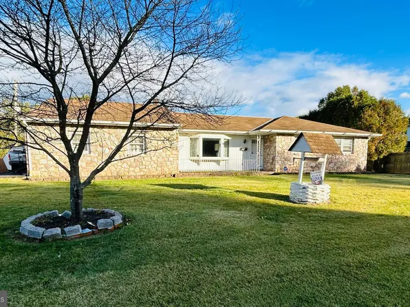 303 Willowwood Dr, Douglassville, PA 19518