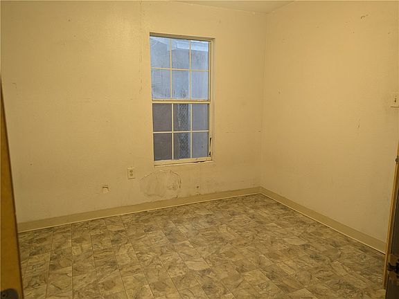 5th image of 822 Olivo St