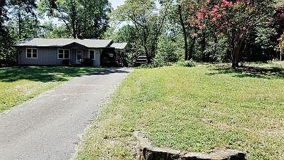 Large asphalt Driveway 
Plenty of parking space