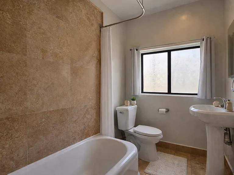 6230 Lindenhurst Ave — Photo 10