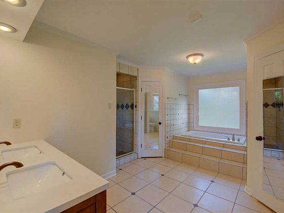 4th image of 10450 Levee Oaks N