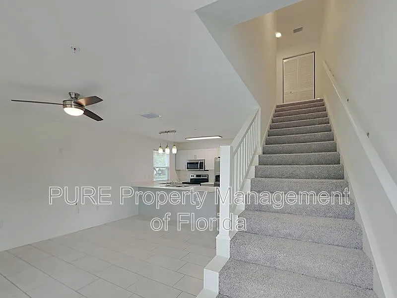 Building Photo - 710 NE 4th St #101