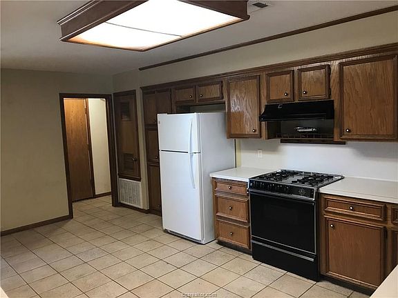 3rd image of 602 Coachlight Ct