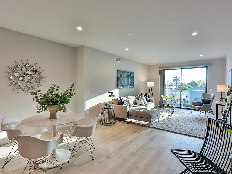 900 N Wilcox Ave #105 — Photo 2