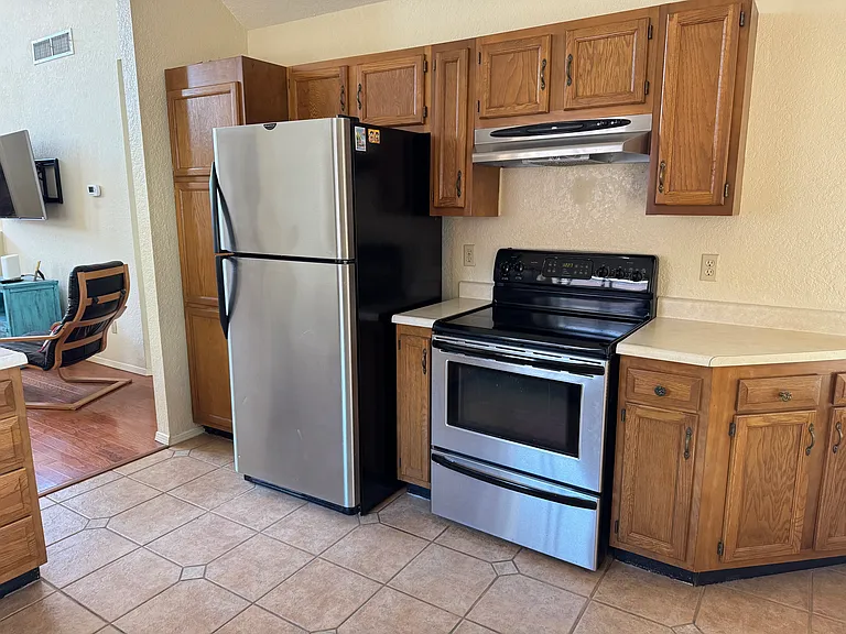 2129 Pioneer Ave — Photo 4
