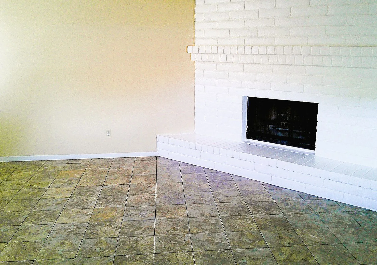 Adorable Single Level Eastside Duplex With Evaporative Air Located In Quiet Neighborhood — Photo 3