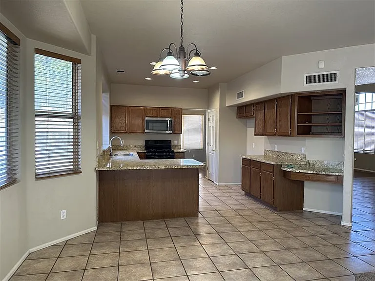 3320 N Lakeshore Ct — Photo 9