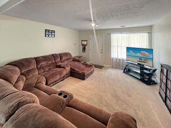 4th image of 981 Elizabeth Dr