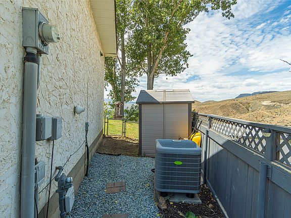 4th image of 1579 Napier Pl