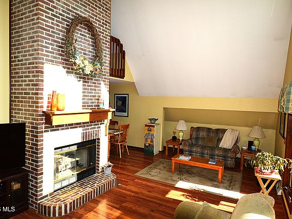 4th image of 6344 N River Rd