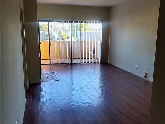 5th image of 3757 Kelton Ave #104