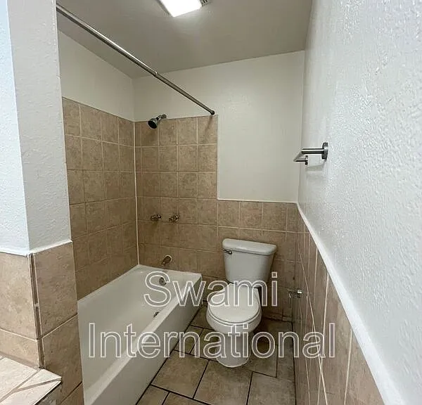 1733 1/2 E 63rd St — Photo 29