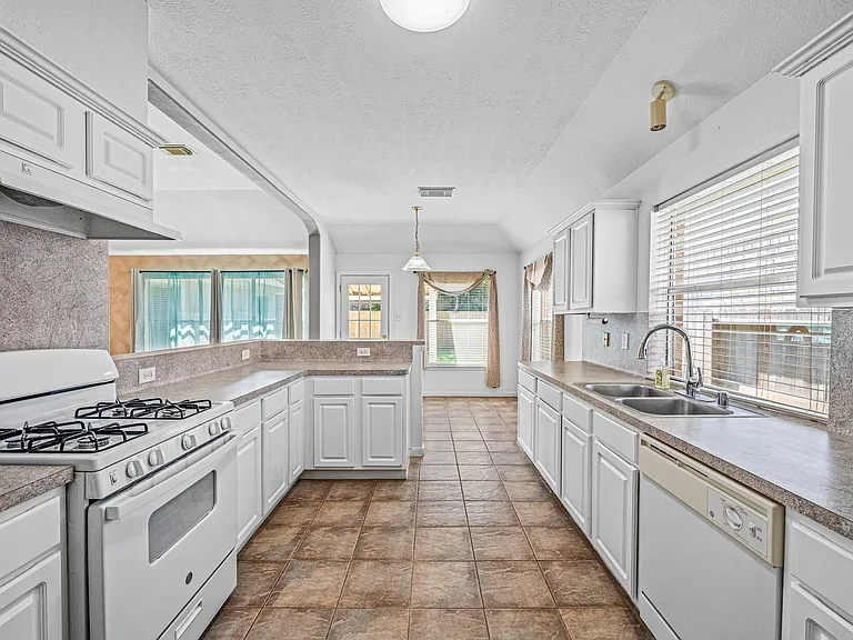 12918 Stratford Mill Ln — Photo 15