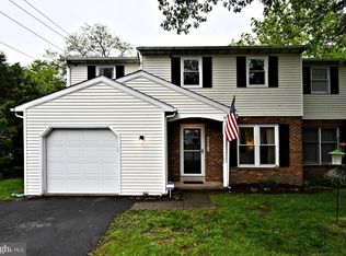 16 Grove Cir, Sellersville, PA 18960